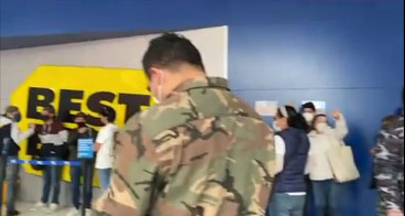 Liquida mercancía Best Buy  y mexicanos hacen largas filas para entrar a sus tiendas