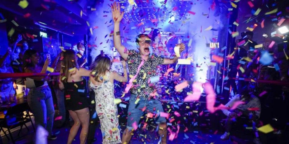 …Y en Gran Bretaña, fin a 17 meses de restricciones