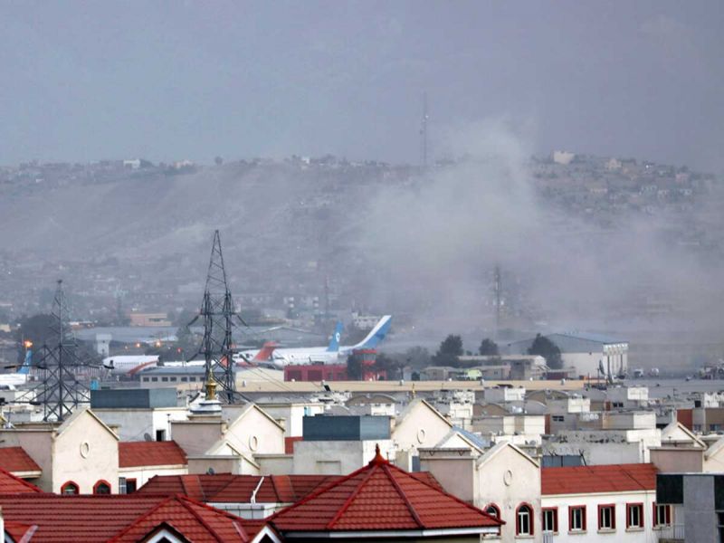 Confirma EU explosión afuera del aeropuerto de Kabul