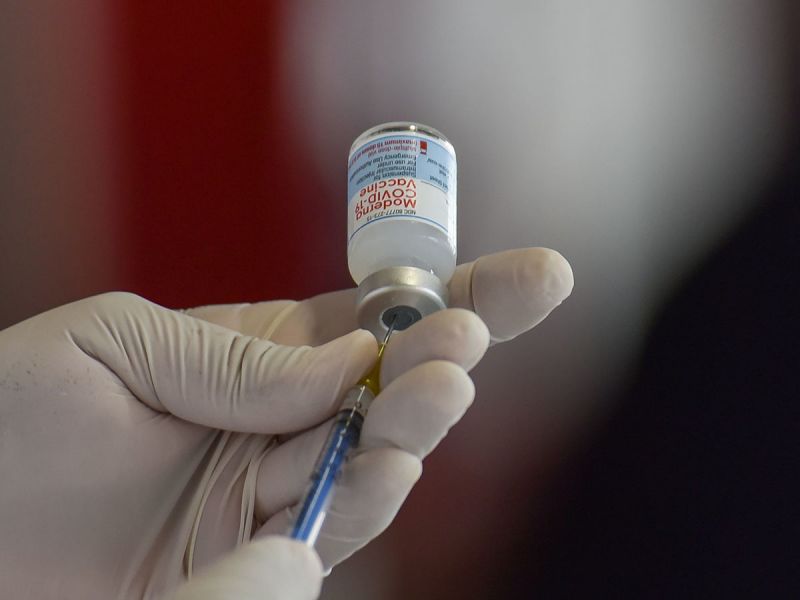 La vacuna Moderna crea el doble de anticuerpos que la de Pfizer, revela estudio