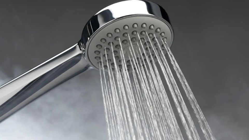 Bicarbonato y 3 remedios para quitar el sarro de la regadera