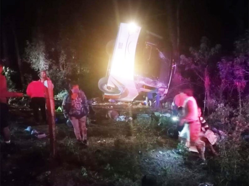 Mueren cinco peregrinos poblanos y varios resultan heridos en volcadura