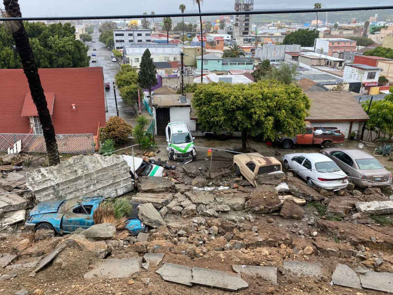 Colapsos, derrumbes y encharcamientos dejan lluvias en Tijuana