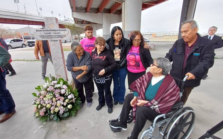 Develan cruz de cemento en memoria a niña asesinada hace 21 años en Juárez