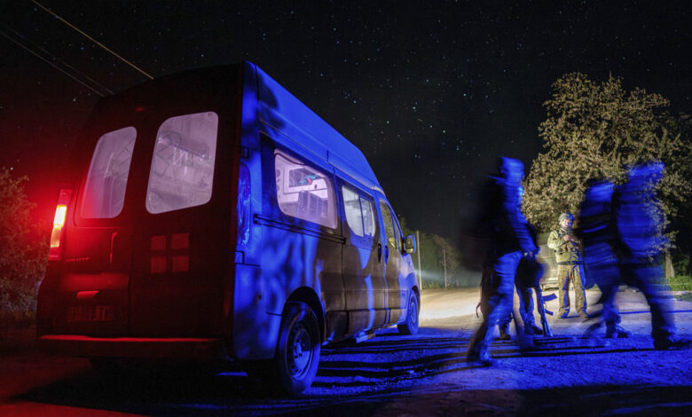 Miles de civiles evacúan del nordeste de Ucrania mientras Rusia presiona en la frontera