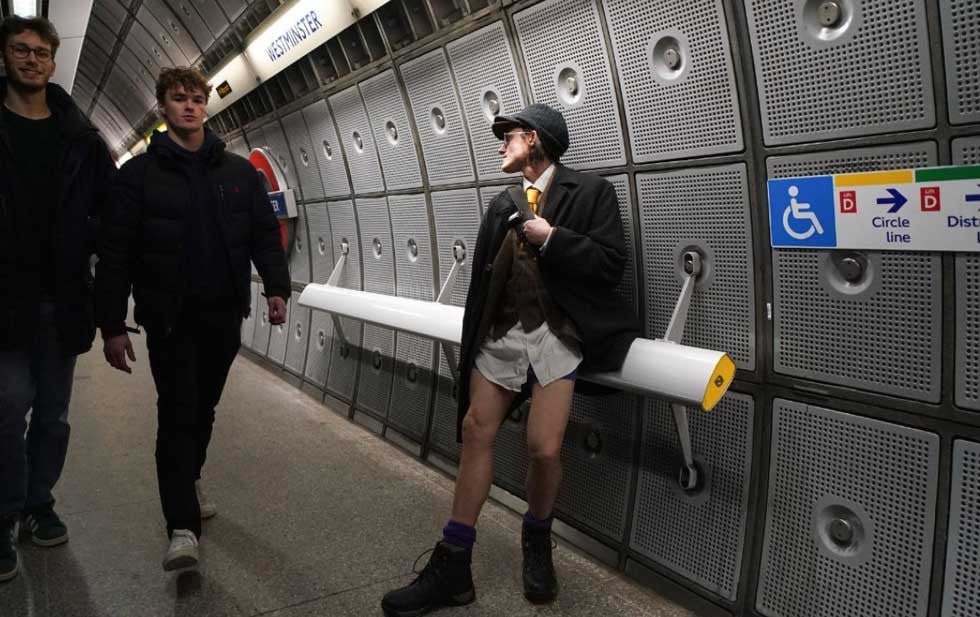 Pasajeros del metro de Londres se desnudan las piernas para alegrar un día gris de invierno