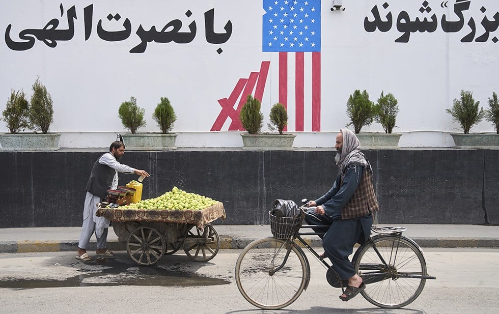 Gobiernos reaccionan al anuncio de Trump de prohibir el ingreso de 12 países