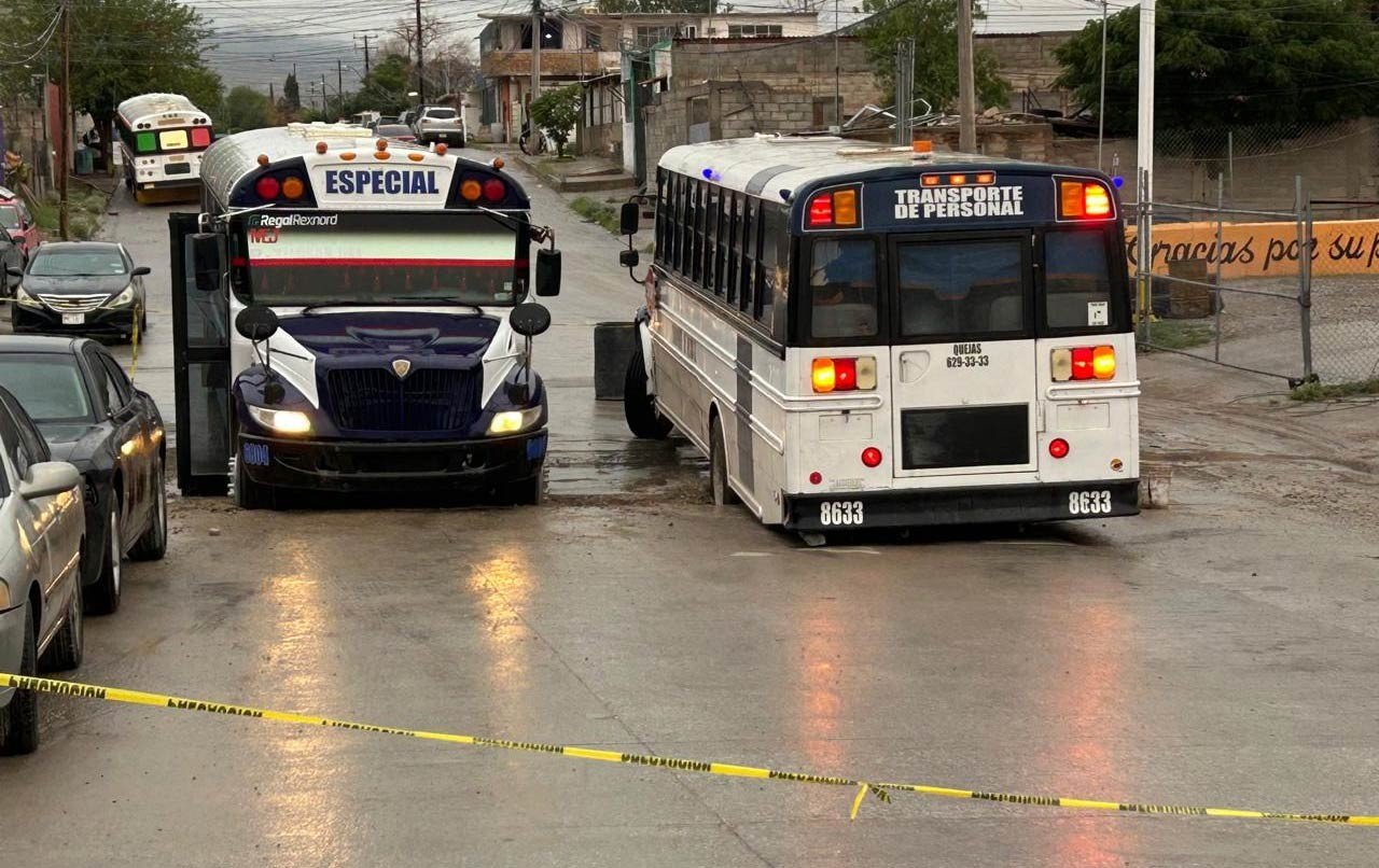 Se atasca rutera en zanja; otro camión quiso sacarla y también se atoró